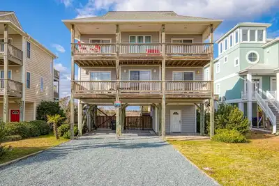 Image de Ocean view home with a washer/dryer, hot tub, pool, & game room