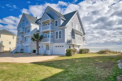 Image de Oceanfront home with beach access, a hot tub, washer/dryer & central Ac