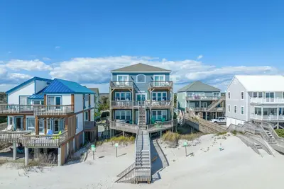 Image de Oceanfront home with beach access, hot tub, washer/dryer & central Ac
