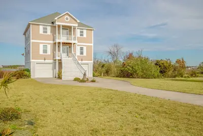 Image de Sound front home with private beach, elevator, views, gazebo, community pool
