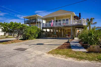 Image de Dog-friendly beach-view home w/wraparound deck, screened porch and fenced yard