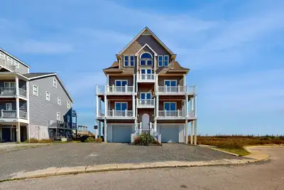 Image de Oceanfront home with pool, beach access, pool table & private hot tub