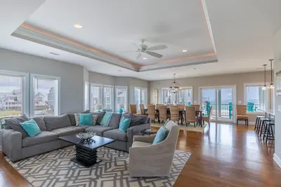 Image de Beachfront home with pool, beach access, private hot tub & elevator