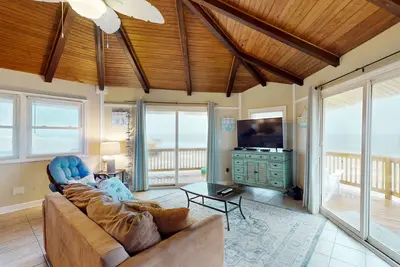 Image de Dog-friendly beachfront home with beach access, ocean views