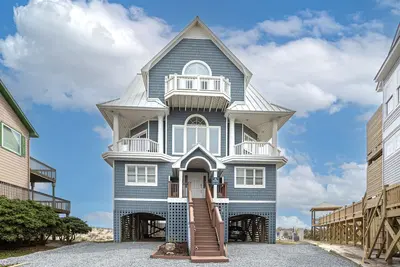 Image de Oceanfront home with beach access, pool, hot tub, central Ac, & washer/dryer