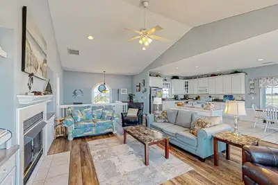 Image de Beachfront home with pool, private hot tub, beach access & lovely views