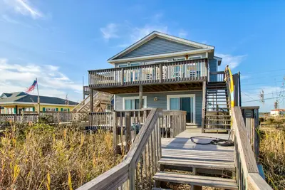 Image de Multi-level ocean view home with two decks, a washer/dryer & beach access