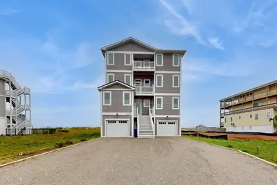 Image de Oceanfront beach estate with private heated pool & hot tub, elevator & game room
