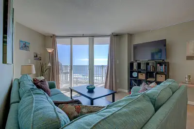 Image de Oceanfront St. Regis condo with ocean & pool views, gym & beach access