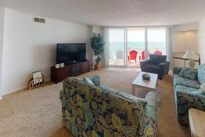 Image de Oceanfront condo with ocean-view balconies, gym, pool & beach access
