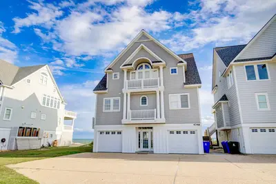 Image de Oceanfront home with a pool, beach access, washer/dryer & central Ac