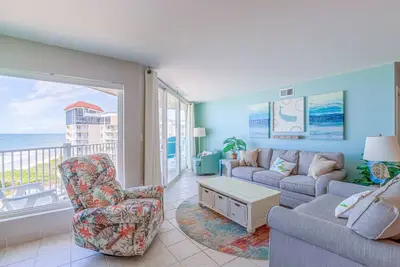 Image de Beach condo with ocean- & pool-view balcony & custom upgrades throughout