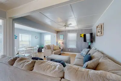 Image de Oceanview home with beach access, deck, washer/dryer & central Ac