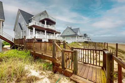 Image de Oceanfront home with a washer/dryer, hot tub, game room & central Ac