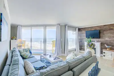 Image de Deluxe St. Regis beach condo with ocean-view balcony, pool, gym & restaurant