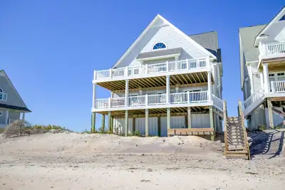 Image de Oceanfront home with beach access, a hot tub, washer/dryer, & central Ac
