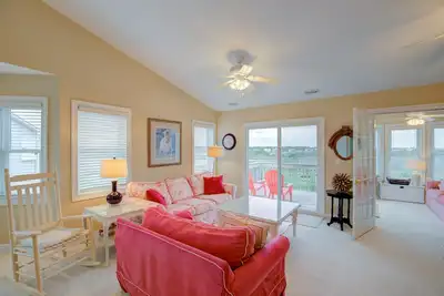Image de Water-view two-story duplex with multiple decks, outdoor shower, washer/dryer