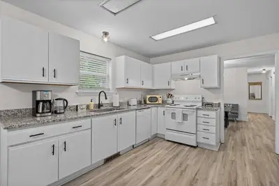 Image de Fun, Pet-Friendly, Central Home w\/ GameRoom - mins to Uncw & Wrightsville Beach!