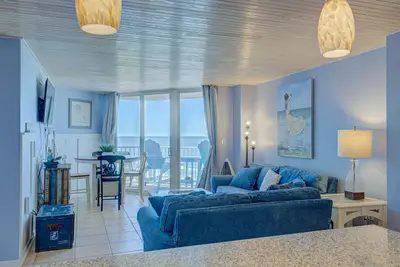 Image de St. Regis beach condo with oceanfront views, pool, gym & restaurant