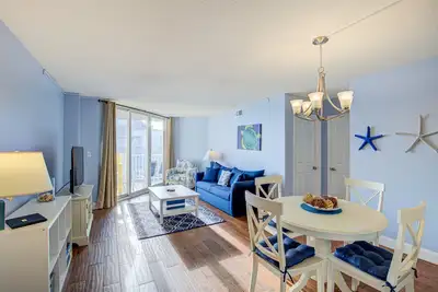 Image de St. Regis beachfront condo with ocean & pool-view balcony, gym & sauna