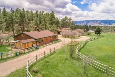 Image de Peaceful country setting close to city comforts - hot tub and goat family onsite