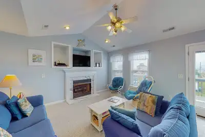 Image de Third-row home near golf with beach access, W/D, deck, Ac, hot tub