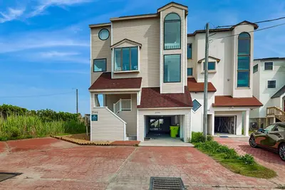 Image de Beach & oceanfront dog-friendly home with water views, decks, outdoor shower