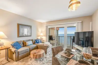 Image de Oceanfront condo with ocean-view balcony - beach access, pool & fast WiFi