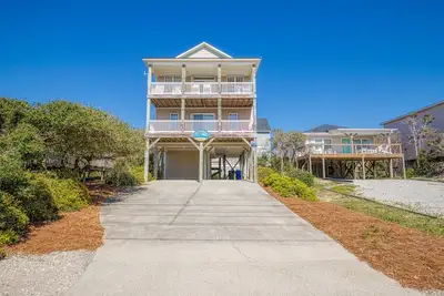 Image de Ocean-view home with two decks & full kitchen - beach across street