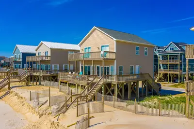Image de Conveniently located ocean & beachfront home with beach access & outdoor shower