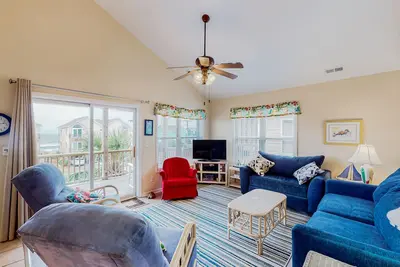 Image de Dog-friendly duplex with ocean views, beach access, washer/dryer & central Ac
