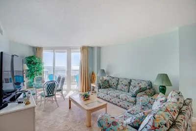 Image de Delightful beachfront condo with ocean views, pool, gym, sauna & tennis