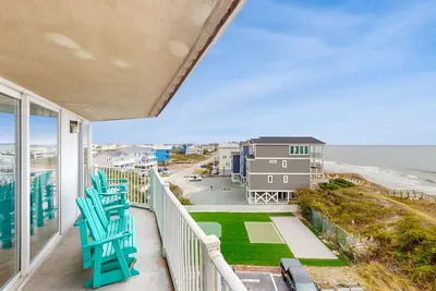 Image de Beachfront condo with ocean views, balcony, on-site pool, gym, sauna & Ac
