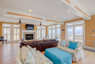 Image de Oceanfront home with volleyball, game room, pool, beach access & washer/dryer