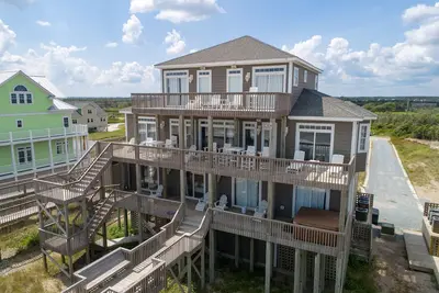 Image de Beachfront, multi-level home with pool, beach access & private hot tub