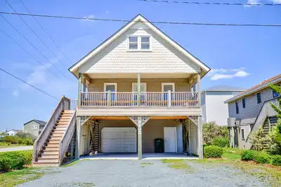 Image de 2-story beach-view home + loft with beach access, deck, washer/dryer, and Ac