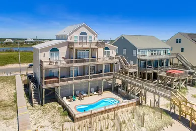 Image de Multi-level oceanfront home with beach access, private hot tub and heated pool