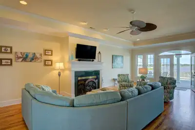 Image de Waterfront home with dock & private elevator - community pool, launch & beach