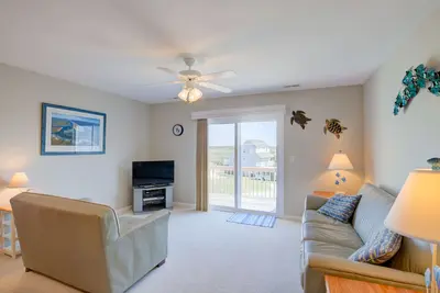 Image de 2-story townhouse with sound views, washer/dryer, community outdoor pool, Ac