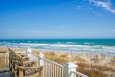 Image de Oceanfront home with a pool, tennis, beach access, all new appliances