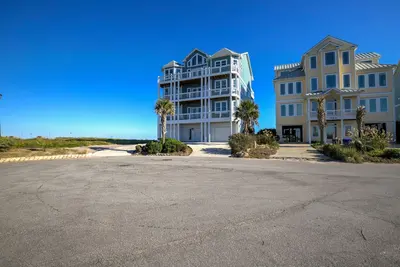 Image de Live Like Royalty in This 9-Bedroom Oceanfront Retreat