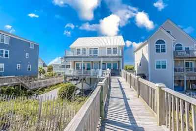 Image de Oceanfront home with hot tub, game room, washer/dryer, & central Ac