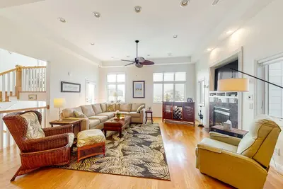 Image de Waterfront home near the ocean with private walkway to beach and gas fireplace