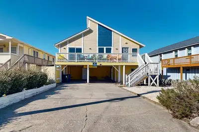 Image de Ocean view cottage with beach access, furnished deck, washer/dryer & Ac