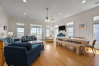 Image de Oceanfront duplex with beach access, pool, washer/dryer & central Ac