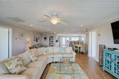 Image de Dog-friendly home with views, private pool, hot tub, beach access, & dock
