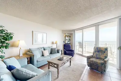 Image de Beachfront condo with panoramic ocean views, pool, game room, sauna & gym