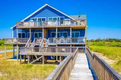 Image de Beach-view duplex with private beach, outdoor shower, pool & rec room