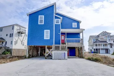 Image de Spacious, dog-friendly home with ocean views, beach access, & pool