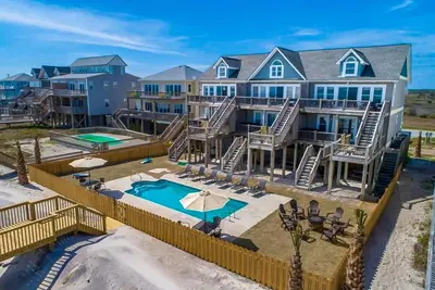 Image de Sunshine- Oceanfront townhome with beach access, a pool, hot tub, & Ac